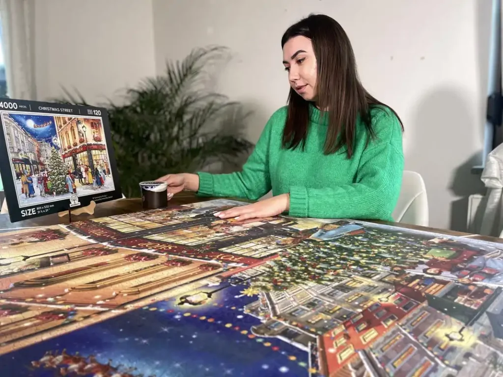 Wooden Puzzle 4000 Christmas Street Opis 3